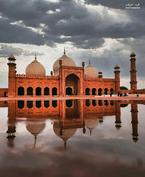 #badshahi#masjid#stunning#clouds Badshahi Mosque Photography, Badshahi Mosque Aesthetic, Mannat Murad, Masjid Photography, Hadees Background, Badshahi Masjid Lahore, Pakistani Currency, Pakistani Architecture, Badshahi Masjid