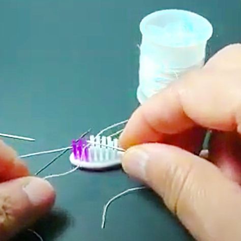 How To Easily Thread A Needle - Needle Threading Hack - Sewing Hacks Threading Needle Hacks, Thread Needle Hack, Needle Threading Hacks, How To Thread A Needle, Threading A Needle, Fix Broken Zipper, Sewing Area, How To Thread, Couple Stuff