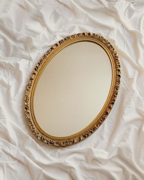 Oval Vintage Mirror, Gold Mirror Aesthetic, Vintage Vanity Aesthetic, Spot Light Photoshoot, Vintage Oval Mirror, Cozy Room Ideas, Vanity Aesthetic, Laundry Reno, Room Ideas For Men