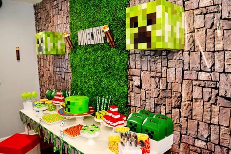 Alex's Minecraft party | CatchMyParty.com Minecraft Backdrop, Bar Minecraft, Minecraft Birthday Party Ideas, Minecraft Bday, Minecraft Party Decorations, Grass Background, Diy Minecraft, Minecraft Birthday Party, Minecraft Birthday