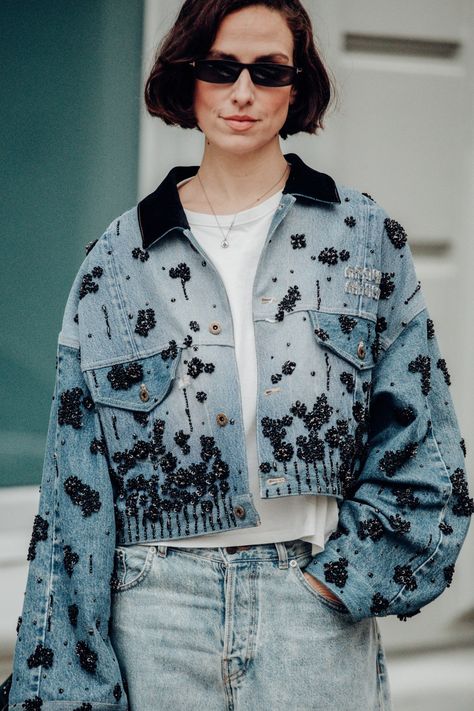 Street style at London Fashion Week Fall 2024 Upcycle Jacket, Beaded Clothes, Fashion Illustration Face, Fashion Week Dresses, Denim Street Style, London Fashion Week Street Style, Denim Ideas, All Jeans, London Street Style