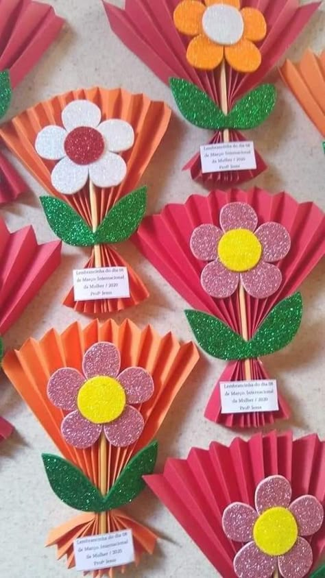 Flower Crafts Kids, 8 Mart, Seni Dan Kraf, Paper Flower Crafts, Hand Crafts For Kids, Mothers Day Crafts For Kids, Kindergarten Crafts, Mors Dag, Paper Crafts For Kids