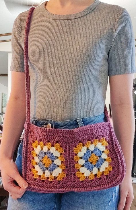 A fun little crossbody bag made from just 4 granny squares - a simple and fast project..#crochetbag #handmadebag #DIYbag #crochetlove #bagaddict Crochet Granny Square Purse Pattern Free, Crochet Crossbody Bag Pattern Free, Crochet Room Decor Ideas, Granny Square Rectangle, Granny Squares Bag, Crossbody Crochet Bag, Poppy Crochet, Crochet Bag Granny, Sac Granny Square