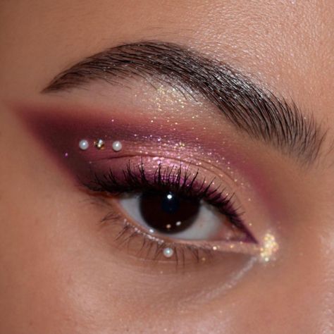 Pink Sparkly Eyeshadow Looks, Hooded Eye Makeup Inspiration, Shell Palette, Makeup Ideas Pink, Makeup Ideas Christmas, Holiday Makeup Ideas, Pink Wedding Makeup, Holiday Eye Makeup, Coral Eyeshadow