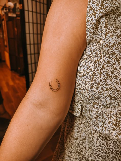 Dainty Nashville Tattoos, Nashville Tiny Tattoos, Small Horseshoe Tattoos For Women, Fine Line Horse Shoe Tattoo, Fine Line Horseshoe Tattoo, Horshoe Tatoos, Tiny Horseshoe Tattoo, Horseshoes Tattoo, Dainty Horseshoe Tattoo