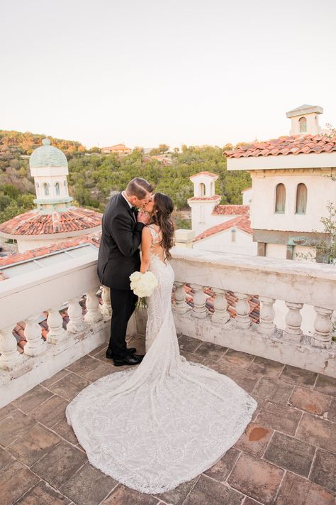 Villa Antonia, Balcony Wedding Photos, Villa Balbiano Wedding Reception, Villa Balbiano Wedding, Villa Antonia Wedding, Wedding Villa Balbiano, Courtyard Wedding, Austin Texas Wedding, Wedding Portrait Poses