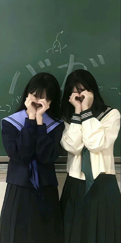 Korean School Wallpaper, Korean Best Friend Aesthetic, Aesthetic Duo Poses, Best Friend Pictures Korean, Korean Best Friends Trio, Two Best Friends Aesthetic Korean, Four Best Friends Aesthetic Korean, Black Hair Kpop, Queens Wallpaper