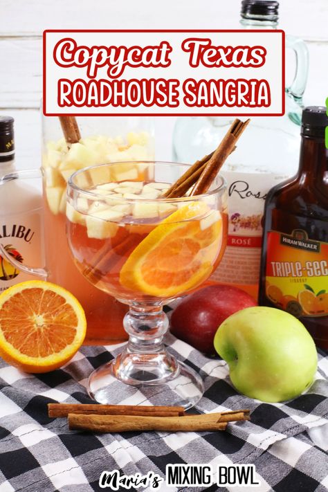 Copycat Texas Roadhouse Sangria Sangria Margarita Recipe, Easy White Sangria Recipe, Cat Meals, Copycat Texas Roadhouse, Copycat Food, White Sangria Recipe, Easy Sangria Recipes, Pitcher Cocktails, Tasty Cocktails