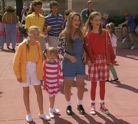 Full House Outfits, Full House Funny, Keds Outfits, Full House Tv Show, Full House Cast, Dj Tanner, 1990s Kids, White Keds, House Funny