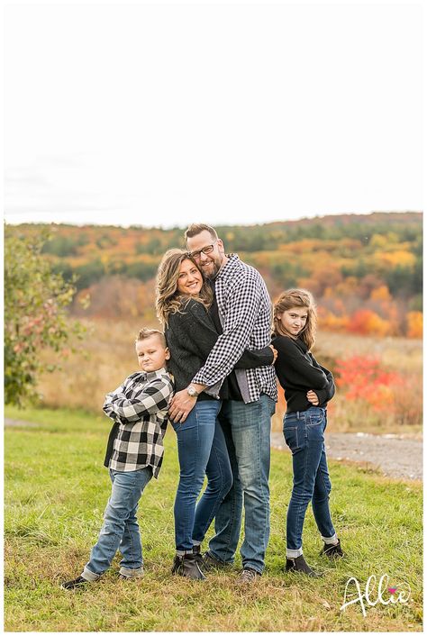 Fall Family Pictures 4 People, Fun Family Of 4 Picture Poses, Family Photo Shoot Field, Family Picture Poses 8 People, Unposed Family Photos, Family Portrait 4 People, Fall Family Photos With Older Children, Plus Size Family Photoshoot, Family Of Four Photoshoot Older Kids