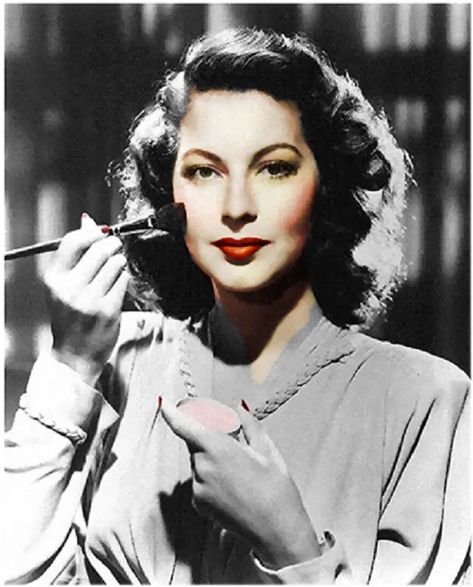 Makeup Tips and Tutorials Inspired from the 1940s - HubPages 1940 Makeup, 1940s Makeup, Makeup History, 1940s Looks, Vintage Hairstyles Tutorial, House Of Worth, Makeup Hacks Tutorials, Hollywood Photo, Star Makeup