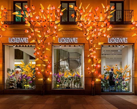 Loewe Window Display, Showroom Decor, Showroom Design, Ceremony Backdrop, Head Shapes, Keep In Touch, Loro Piana, Holiday Art, Window Display