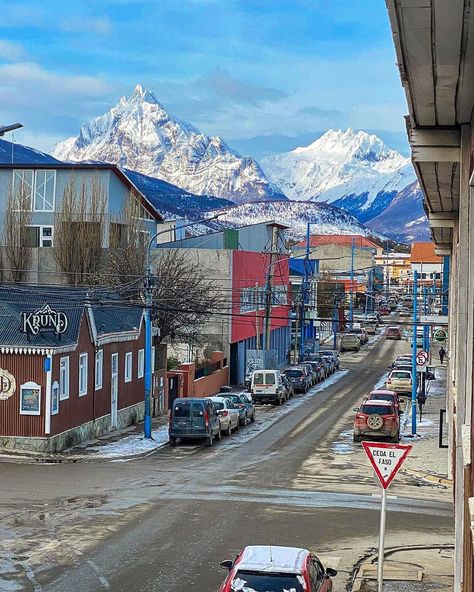 Ushuaia la ciudad del fin del mundo Tierra del Fuego Argentina Argentina Culture, Visit Argentina, Patagonia Chile, Enjoy Winter, Patagonia Argentina, Argentina Travel, Ushuaia, People Of The World, Beautiful Places To Travel