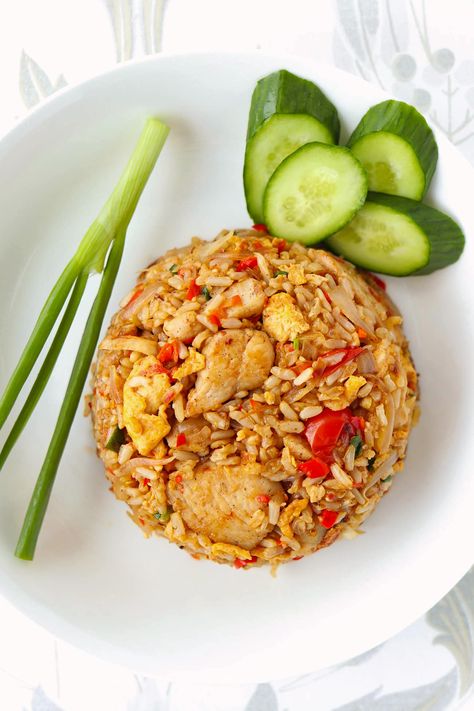 Learn how to make Thai Fried Rice (Khao Pad) the authentic way like they do in Thailand and at Thai restaurants! It’s quick and easy to make in under 30 minutes, high in protein thanks to chicken and eggs, and full the BEST spicy, savory and sweet flavors! Perfect for busy weeknights and better than takeout! #thaifood #friedrice #dinner #stirfry #mealprep #thairecipes #highproteinmeals #highprotein #onewokwonder #easyrecipes | That Spicy Chick Khao Pad, Chicken And Eggs, Brown Jasmine Rice, Fried Rice Dishes, Thai Fried Rice, Healthy Party Food, Food Pic, Easy Main Dishes, Better Than Takeout