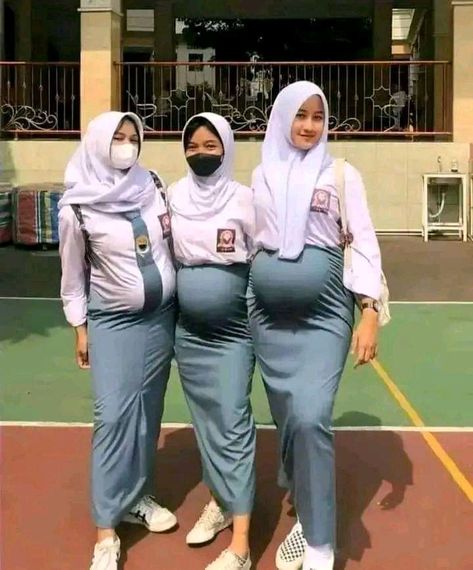 dihamilin guru SMA Sugar Mummy, Pretty Pregnant, Modern Hijab, Hijab Tutorial, Beautiful Hijab, Beautiful Smile Women, Pregnant Women, School Outfits, Girl Outfits