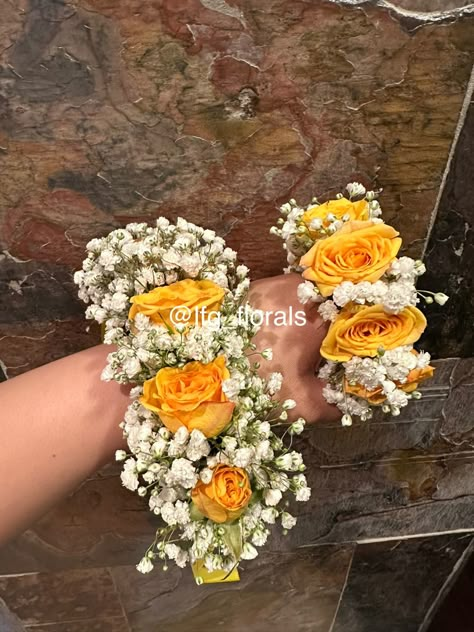 Bridal Gajra vs BABY gajra #gajre #bridesmaid #indianwedding #gajra #kajra #shaadi #barat #valima #mehndi #halud #dholki #bridebouquet #bridetobe Mehndi Flower Decoration, Mehndi Gajra Hands, Haldi Hand Gajra, Yellow Gajra In Hands, Haldi Gajra In Hands, Hand Gajra For Haldi, Hand Gajra For Bride Sister, Fresh Flower Jewelry Mehndi, Flower Gajra For Hands