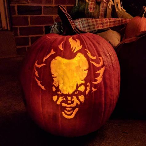 Happy Halloween from Pennywise the Dancing Clown Pumpkin Carving Pennywise, Clown Pumpkin Carving, Clown Pumpkin, Halloween Pumpkins Carvings Designs, Paris Halloween, Pumpkins Carving, Book Doodles, Pumpkin Carve, Pumpkin Idea