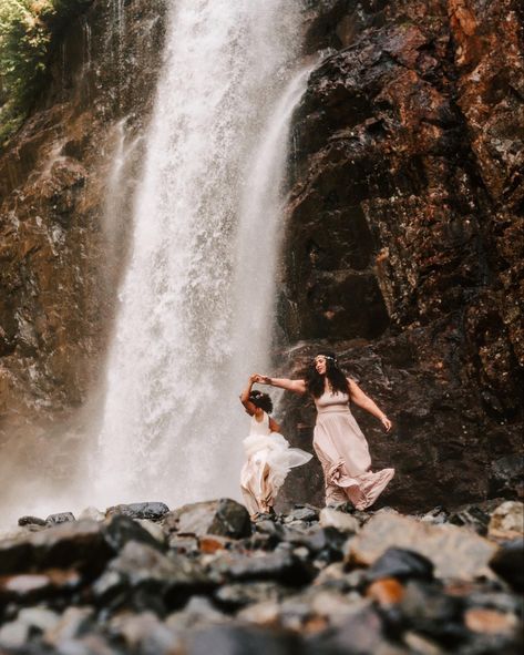 Stunning Outdoor Motherhood Waterfall Shoot in Washington State || Melanie.Co Photo & Video Family Waterfall Photoshoot, Waterfall Family Photoshoot, Mommy And Me Waterfall Photo Shoot, Adventure Maternity Shoot, Maternal Photoshoot, Waterfall Maternity Shoot, Waterfall Maternity Pictures, Maternity River Photoshoot, Prego Photoshoot