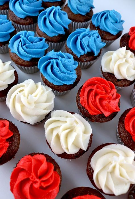 Blue Cupcake Ideas, Fourth Of July Cupcakes, 4th Of July Food Ideas, 4th Of July Cupcakes, July Cocktails, July Food Ideas, 4th Of July Treats, Mini Cupcake Pan, Homemade Buttercream