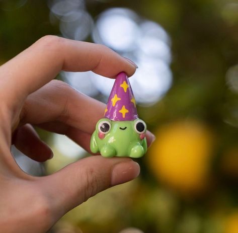 Easy Clay Molding Ideas, Wizard Frog Clay, Aesthetic Clay Figures, Frog From Clay, Clay Frog With Hat, Cute Sculpting Ideas, Romantic Clay Ideas, Clay Sculpture Ideas Cute, Cute Frog Sculpture