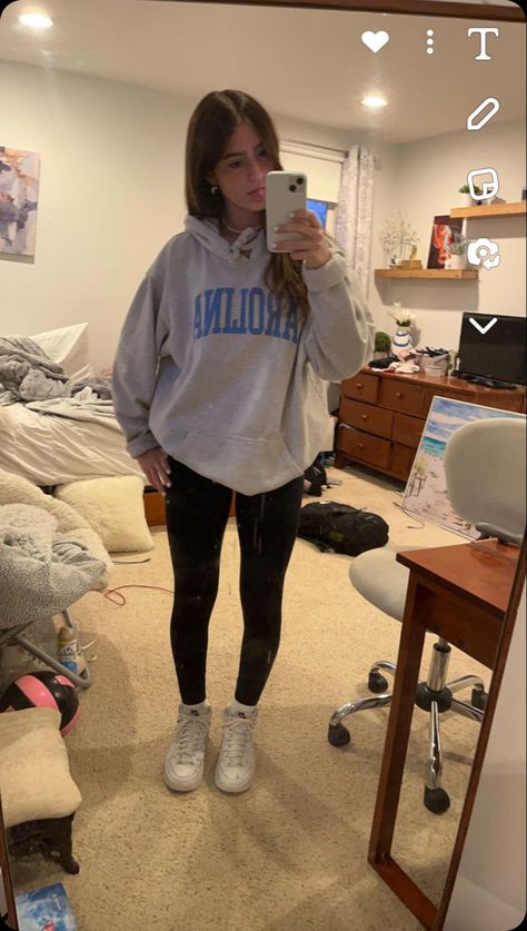 Cute Fits Leggings, Cute But Comfy Leggings Outfits, School Outfits Hoodies, Hoodies With Leggings Outfits, Leggings Outfit Inspiration, Cute Fits With Black Leggings, Legging Hoodie Outfit, Grey Hoodie And Leggings Outfit, Outfit Ideas W Leggings