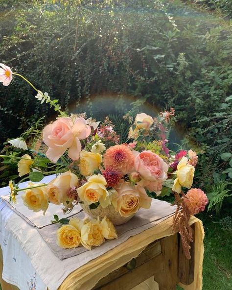 THE GOOD FLORIST STUDIO on Instagram: "If every day could be this ☀️" French Florist, Florist Studio, Business Notes, Design Inspo, Florist, Wedding Flowers, Floral Design, Good Things, Floral