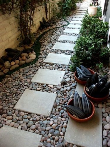 walkway from driveway to front door - but need edging so stones don't go flying when grass is cut Rock Walkway, Front Yard Walkway, Walkway Landscaping, River Rock Landscaping, Gravel Patio, Garden Walkway, Garden Pathway, Yard Design, Paver Patio