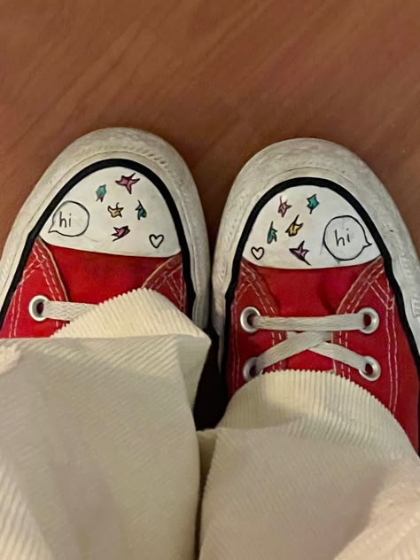 Drawing On Converse Aesthetic, Heartstopper Shoes Drawing, Heart Stopper Shoes, Heartstopper Aesthetic Outfit, Converse Drawings On Shoes, Draw On Shoes Ideas, Writing On Shoes Aesthetic, All Star Desenho, Lovejoy Shoes