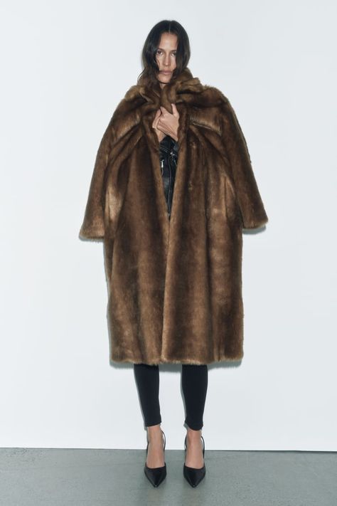 Zara Fur Coat, Fake Fur Coat Outfit, Fur Cardigan Outfit, Zara Faux Fur Coat, Fur Coat Outfit, Breezy Outfit, Faux Fur Cardigan, Long Fur Coat, Work Trip