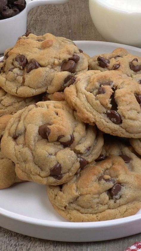 Bakery Style Chocolate Chip Cookies, Chunky Chocolate Chip Cookies, Soft Chocolate Chip Cookies Recipe, Easy Homemade Cookies, Soft Cookie Recipe, Cookie Recipes Chewy, Best Chocolate Chip Cookies Recipe, Make Chocolate Chip Cookies, Homemade Chocolate Chips