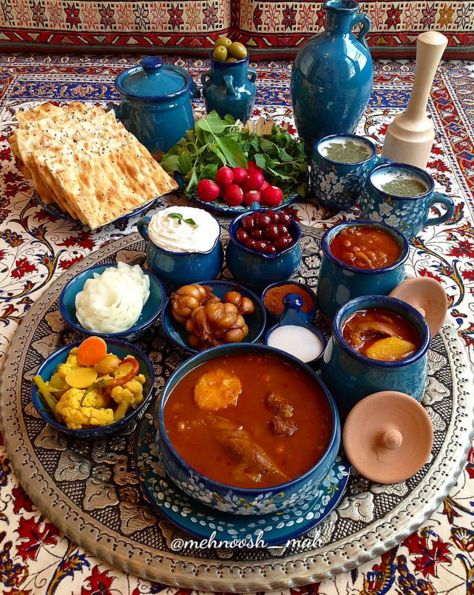 Abgoosht (Dizi) Persian Food Iranian Cuisine, Different Types Of Food, Iranian Dishes, Lamb Stew Recipes, Iran Food, Iranian Recipes, Iranian Cuisine, Persian Cuisine, Iranian Food