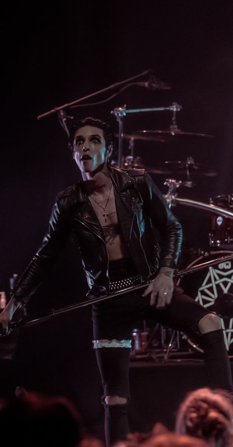 Andy Biersack Aesthetic Wallpaper, Black Veil Brides Wallpapers Iphone, Black Veil Brides Aesthetic, Andy Black Aesthetic, Black Veil Brides Wallpapers, Black Veil Brides Tattoos, Metalhead Wallpaper, Andy Biersack Wallpaper, Andy Biersak