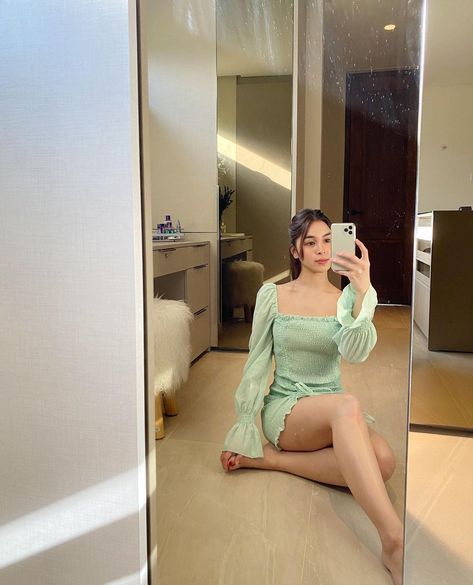 Amora Elyse Ledezma, Julia Barretto Fashion, Julia Baretto Aesthetic, Elyse Ledezma, Julia Barreto, Julia Barretto, University Series, Philippine Women, Lovely Legs