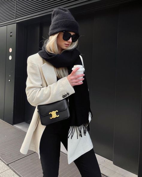 French Fashion Trends, Triomphe Bag, French Chic Fashion, Steet Style, Outfit Ideas 2024, Celine Triomphe, Outfit Choices, Christmas Outfit Ideas, Bag Outfit