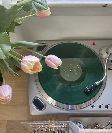 bedroom inspo Vinyl Aesthetic, I'm With The Band, Record Players, Music Aesthetic, Shooting Photo, Jolie Photo, Record Player, Green Aesthetic, Aesthetic Photo