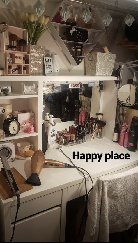 Hair Corner In Bedroom, Vanity Core Aesthetic, Messy Makeup Vanity Aesthetic, Vanity Tour, Makeup Corner, Vanity Tour Video, Vanity Closet Ideas, Desk/vanity Ideas, Cluttered Vanity Aesthetic