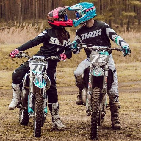 Dirt Bike Couple, Motocross Couple, Country Couple Pictures, Motocross Girls, Bike Couple, Cute Country Couples, Biker Couple, Mississippi Wedding, Motocross Love