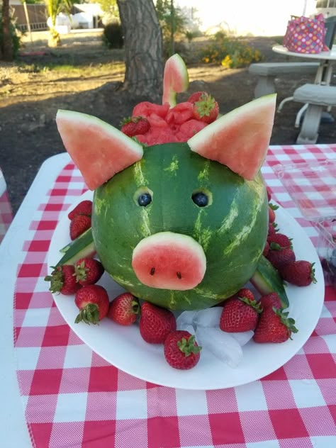 Watermelon Pig, Carving Watermelon, Deco Fruit, Fruit Creations, Cow Baby Showers, Pig Food, Farm Animals Birthday Party, Farm Themed Birthday Party, Pig Birthday Party