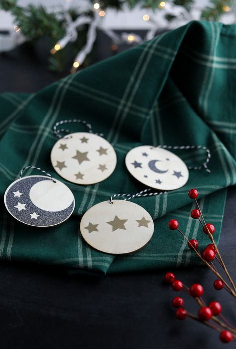 Add a festive touch to your Christmas tree with these cute DIY vinyl celestial ornaments. Use your Cricut to make these fun ornaments. Space Ornaments Diy, Cricut Ornaments, Handcrafted Ornaments, Fun Ornaments, Christmas Crafts To Make, Infusible Ink, Diy Vinyl, Cute Diys, Ornaments Diy