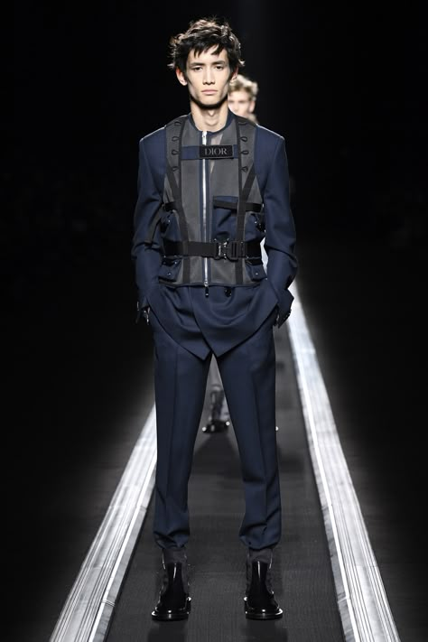 Dior Men’s Fall 2019 [PHOTOS] – WWD Sci Fi Clothing Men, Cyberpunk Mode, Style Development, Dior Men, Sci Fi Fashion, Nct Johnny, Menswear Runway, Cyberpunk Fashion, Male Fashion Trends