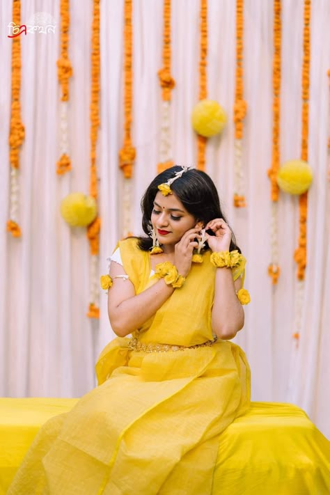 Haldi Look Photoshoot, Bride Haldi Posses, Birde Haldi Pose, Haldi Function Poses For Bride, Poses For Haldi Bride, Haldi Photoshoot Ideas For Bride, Haldi Poses For Bride's Sister, Haldi Bridesmaid Poses, Haldhi Stills Bride Groom