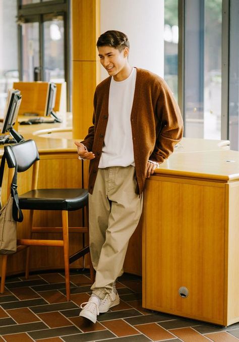 Uniqlo Cardigan Outfit Men, Mens Cardigan Outfit Streetwear, Uniqlo Men Outfit, Mens Cardigan Outfit, Brown Cardigan Outfit, Cardigan Outfit Ideas, Street Casual Men, Uniqlo Style, Outfit Homme