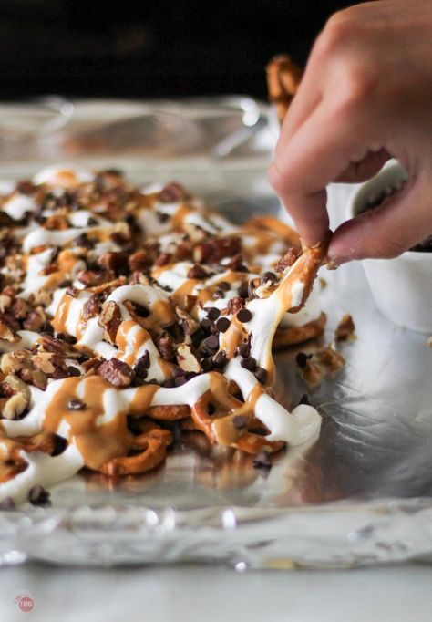 Dessert Nachos Recipe, Salty Pretzels, Pretzel Dessert, Dessert Nachos, Pretzel Desserts, Friends Recipes, Peanut Butter Marshmallow, Bourbon Chicken, Marshmallow Treats