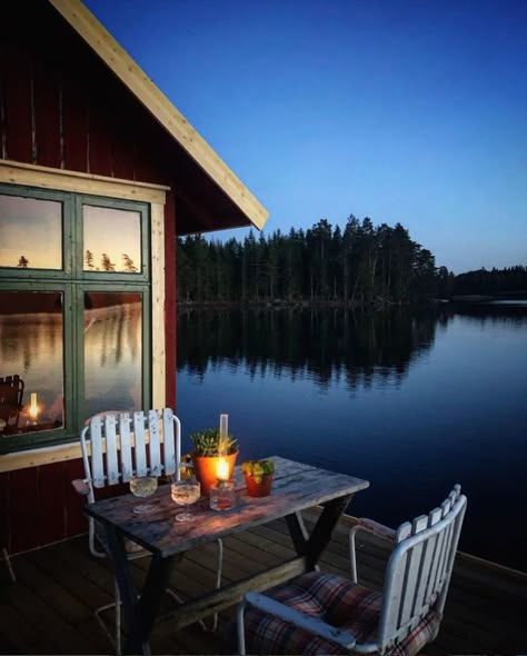 Small Swedish Cottage, Lake House Scandinavian, Nordic Lake House, Cottage On A Lake, Swedish Lake House, Scandinavian Lake House, Cottage Scandinavian, Lake House Aesthetic, Swedish Cabin