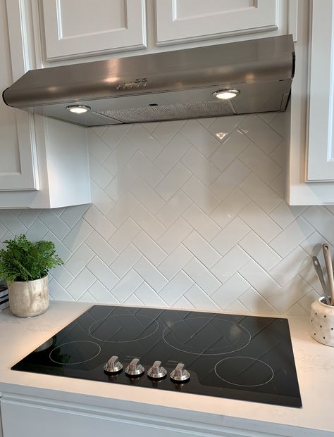 Electric Stove Top Kitchens, Kitchen Stove Hoods Ideas Modern, Electric Countertop Stove, Electric Cooktop In Island, Electric Kitchen Stove, Kitchen With Electric Cooktop, Hood For Kitchen Stove, Electric Cooktop Kitchen Ideas, Induction Cooktop Kitchen Design