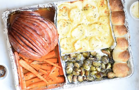 Sheet pan Christmas dinner is an easy one pan meal that can be made for small holiday gatherings. Easy Christmas Dinner, Perfect Pot Roast, Christmas Dinner Menu, Christmas Ham, Dinner For 2, Xmas Dinner, Christmas Food Dinner, Roast Dinner, One Pan Meals