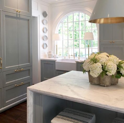 SOUTHEASTERN DESIGNER SHOWHOUSE & GARDENS 2017 - design indulgence White Traditional Kitchen, Blue Kitchen Designs, Light Blue Kitchens, White Kitchen Design, Home Luxury, Hello Lovely, Blue Kitchen, Blue Kitchens, Traditional Kitchen