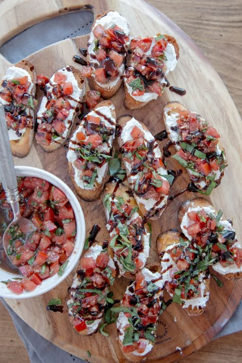 Elegant Bbq, Olive Inspiration, Bruschetta With Goat Cheese, Family Birthday Dinner, Christmas Lunch Table, Bruschetta Recept, Classy Appetizers, Bruschetta Bites, Cheese Bruschetta