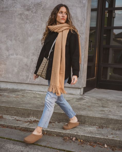 Clogs And Socks Outfit, Winter Clogs Outfit, Clog Outfit Ideas, How To Style Clogs, Clog Outfits, Socks And Jeans, Clog Outfit, Style Clogs, Oversized Wool Coat