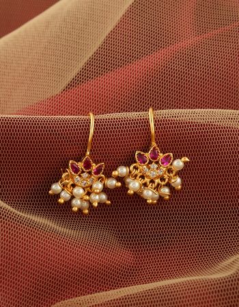 Bugdi Earrings Silver, Bugdi Earring Design, Marathi Jewellery Traditional, Koppu Earring, Bugadi Earring Design In Gold, Bugadi Earring Design, Maharashtrian Bugadi, Bugadi Earrings, Maharashtrian Jewellery